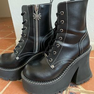 Delias Dark Animal Behavior Boots Size 7